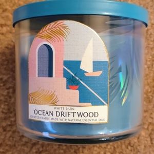 Bath and Bodyworks White Barn candle